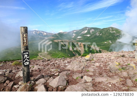 北海道山脈 大雪山 黑嶽山頂標誌。從黑嶽山頂可以眺望間宮山、北鎮山和凌雲山。 129278830