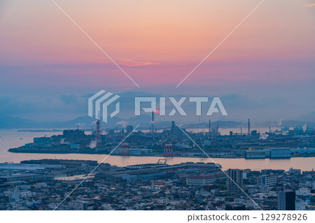 [Fukuoka Prefecture] Sunrise over Kitakyushu City and the coastal industrial area seen from Mt. Takato 129278926