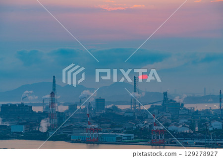 [Fukuoka Prefecture] Sunrise over Kitakyushu City and the coastal industrial area seen from Mt. Takato 129278927