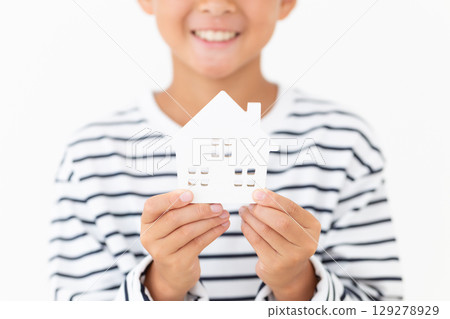 小學男孩拿著房屋模型 129278929