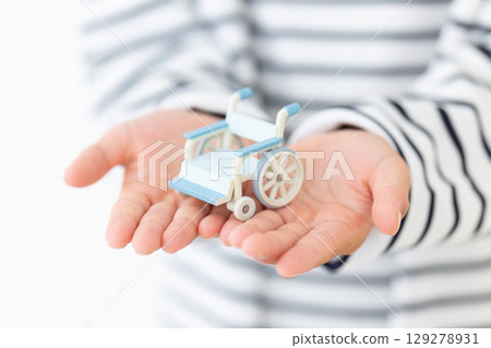 拿著模型輪椅的小學男孩 拿著模型輪椅的小學男孩 129278931