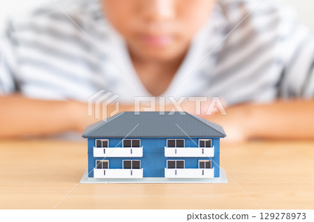 公寓模特兒和小學生 129278973