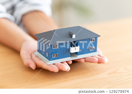 小學男孩拿著公寓模型 129278974