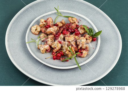 A plate of fried shrimp, barbecue shrimps prawns. 129278988