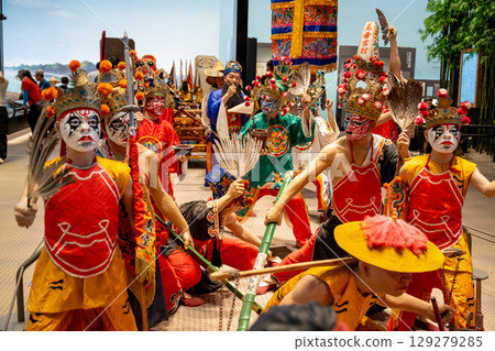 Written by Taiwanese in traditional costumes, glazed and oil-painted sculptures of the Tathagata Tathagata, commonly performed by children, in Taiwan's National Museum of History and Temple Tour Ceremony. 129279285