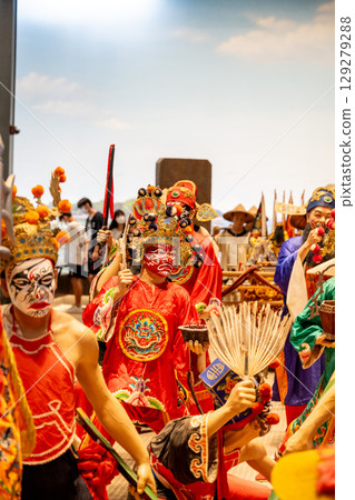 Written by Taiwanese in traditional costumes, glazed and oil-painted sculptures of the Tathagata Tathagata, commonly performed by children, in Taiwan's National Museum of History and Temple Tour Ceremony. 129279288