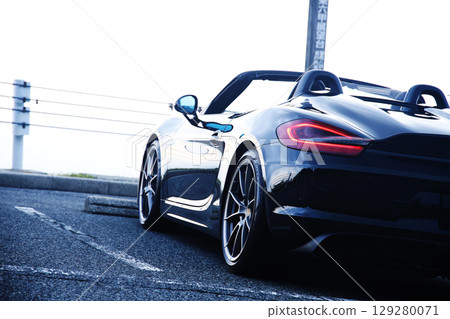 有光澤的黑色敞篷車 129280071
