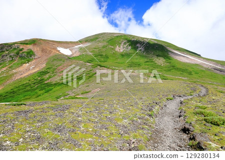 北海道山脈，大雪山，從大千平展望台到北鎮樞紐的登山步道，雪原，眺望北鎮岳 129280134