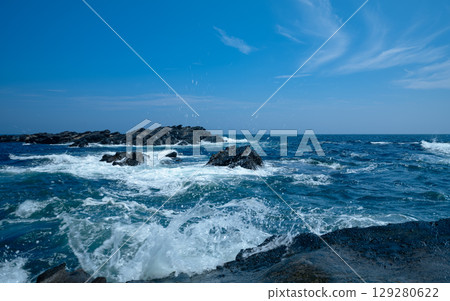 海浪拍打著城島的海岸 129280622