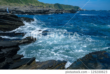 Waves crashing on the shores of Jogashima 129280623