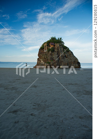 Inasa Beach, one of the tourist attractions in Izumo City, Shimane Prefecture, with its clear blue skies in summer 129280815