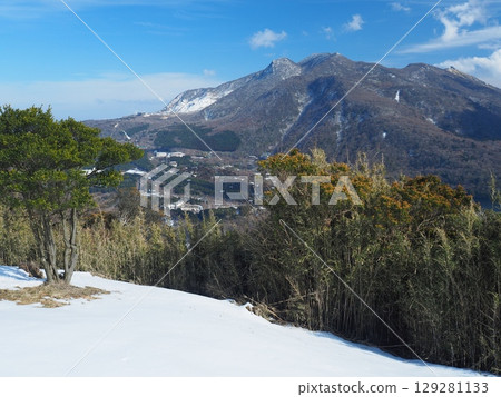Kamiyama and Owakudani seen from Lake Ashinoko Observatory Park in Hakone in winter Kamiyama and Owakudani seen from Lake Ashinoko Observatory Park in Hakone in winter 129281133