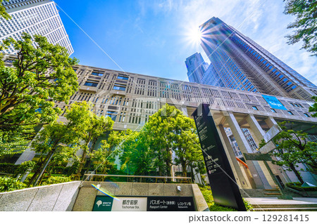 8月5日,日本東京城市景觀。酷熱難耐…東京都廳舍和都廳前站的景色…新時代的一線希望… 8月5日,日本東京城市景觀。酷熱難耐…東京都廳舍和都廳前站的景色…新時代的一線希望… 129281415