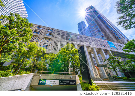 8月5日，日本東京城市景觀。酷熱難耐…東京都廳舍和都廳前站的景色…新時代的一線希望… 129281416
