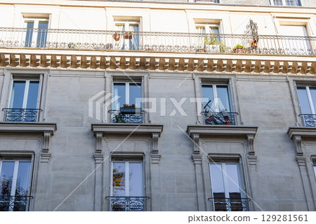 Old and expensive residential building in the city center of Paris, France Old and expensive residential building in the city center of Paris, France 129281561