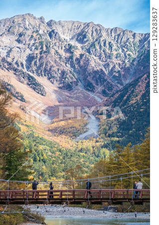 "Nagano Prefecture" Autumn scenery of Kamikochi dyed in red leaves 129283637