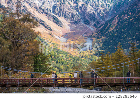 "Nagano Prefecture" Autumn scenery of Kamikochi dyed in red leaves "Nagano Prefecture" Autumn scenery of Kamikochi dyed in red leaves 129283640