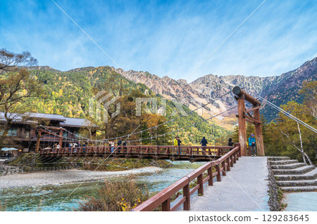 "Nagano Prefecture" Autumn scenery of Kamikochi dyed in red leaves "Nagano Prefecture" Autumn scenery of Kamikochi dyed in red leaves 129283645