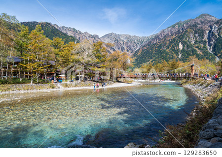 "Nagano Prefecture" Autumn scenery of Kamikochi dyed in red leaves "Nagano Prefecture" Autumn scenery of Kamikochi dyed in red leaves 129283650