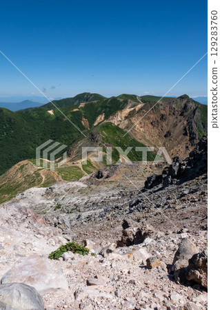 從栃木縣那須山脈茶臼山的火山口望去的峰之茶屋避難所 從栃木縣那須山脈茶臼山的火山口望去的峰之茶屋避難所 129283760
