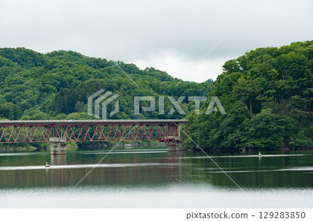 鮮綠的水壩湖和桁架橋 鮮綠的水壩湖和桁架橋 129283850