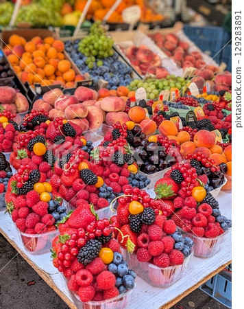 捷克市場陳列的彩色莓果拼盤 | 歐洲市場景象 捷克市場陳列的彩色莓果拼盤 | 歐洲市場景象 129283891