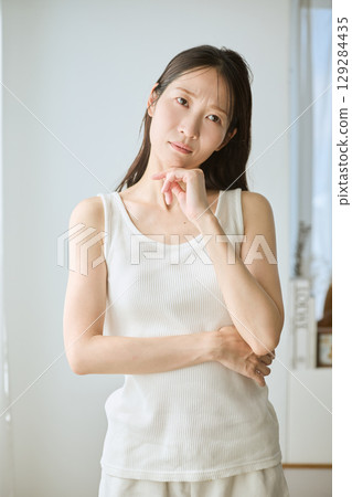 陷入沉思的女人,白色無袖,自然光,憂慮和焦慮 陷入沉思的女人,白色無袖,自然光,憂慮和焦慮 129284435