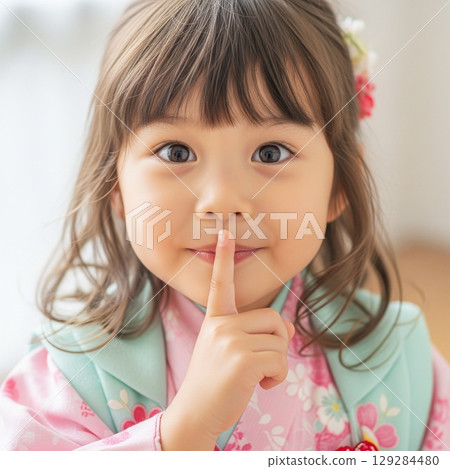 一個可愛的女孩把食指放在嘴邊說「噓」——秘密 129284480