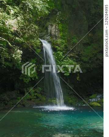 A cool, famous waterfall 129284995