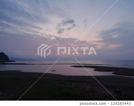 日出時的海洋,瀰漫著大海的氣息 日出時的海洋,瀰漫著大海的氣息 129285443
