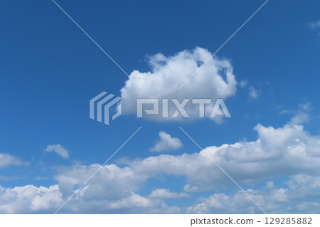 Clouds floating in the blue sky 129285882