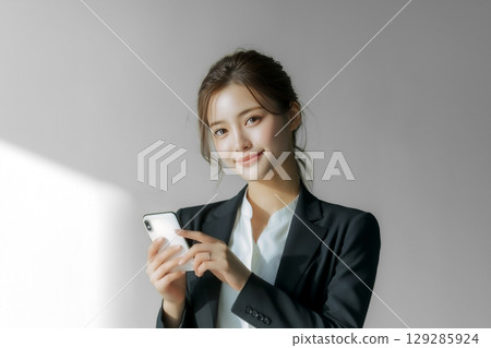 操作智能手機的日本婦女 129285924