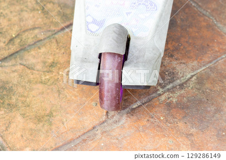 滑板車後輪的特寫 129286149