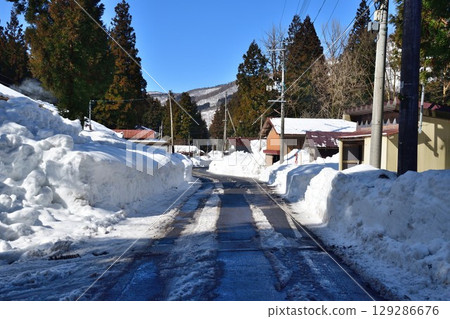 積雪的鄉村道路（新潟縣） 129286676
