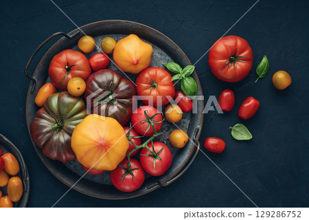 Assortment of ripe tomatoes varieties. 129286752