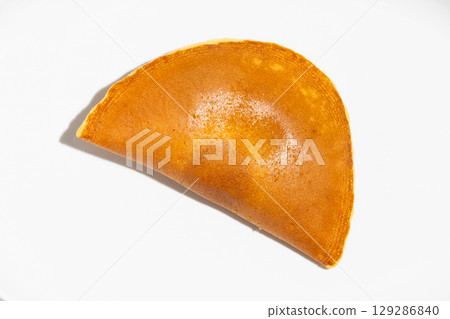 Japanese sweets, overhead view, half-moon dorayaki 129286840