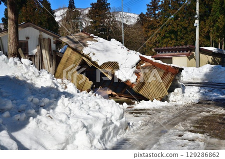 被大雪摧毀的房屋 被大雪摧毀的房屋 129286862