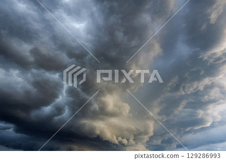 A sign of the storm, thunderclouds approaching03 129286993