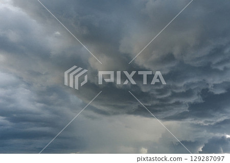 暴風雨的徵兆，雷雨雲即將來臨24 129287097