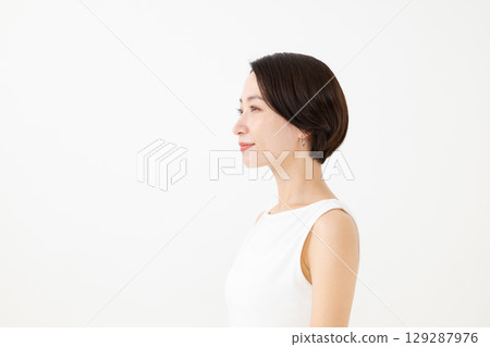 Beauty image of a middle-aged woman (side profile) Beauty image of a middle-aged woman (side profile) 129287976