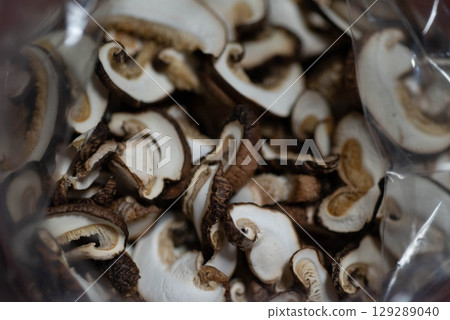 Dried shiitake mushroom 129289040