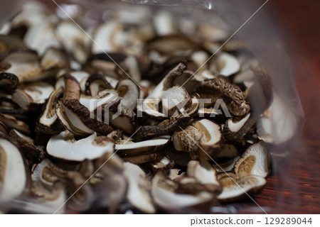 Dried shiitake mushroom 129289044