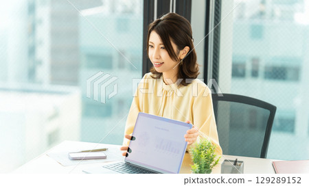 Smiling woman/businesswoman having a conversation Smiling woman/businesswoman having a conversation 129289152