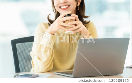 Woman doing desk work / business woman 129289155