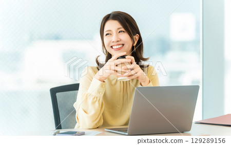 Woman doing desk work / business woman 129289156