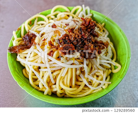 台灣街頭小吃攤上的炒麵 129289560