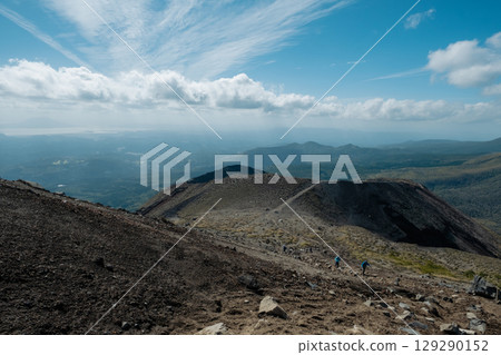 晴朗天氣下的高千穗山 129290152