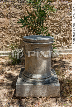 Greek elements of architectural decorations of buildings, columns, pommel and patterns Greek elements of architectural decorations of buildings, columns, pommel and patterns 129290716