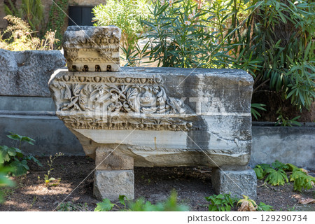 Greek elements of architectural decorations of buildings, columns, pommel and patterns 129290734