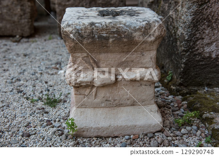 Greek elements of architectural decorations of buildings, columns, pommel and patterns 129290748